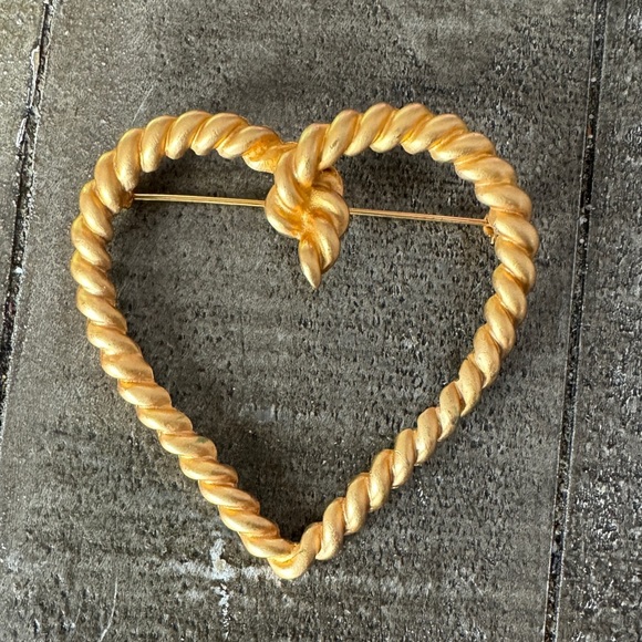 VINTAGE Unbranded Braided Rope Heart Gold Toned Brooch - Picture 1 of 4